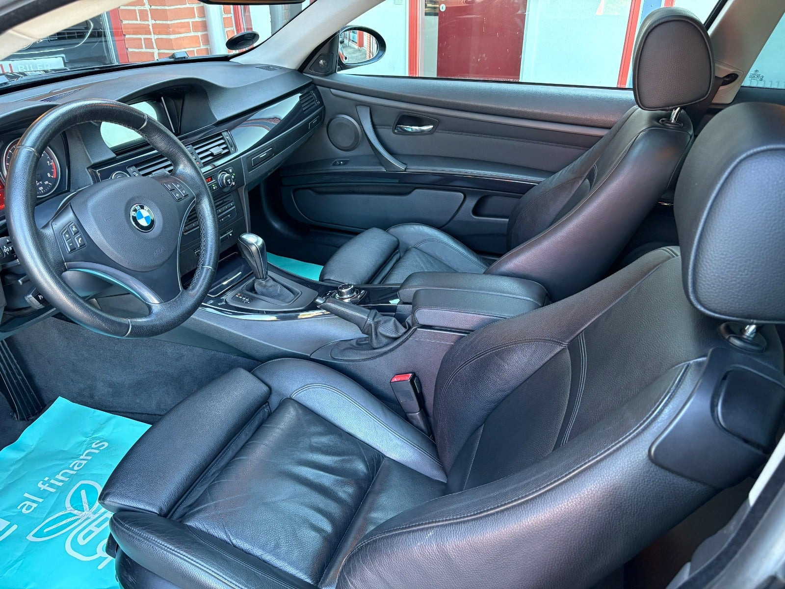 Sort BMW 325i fra 2009