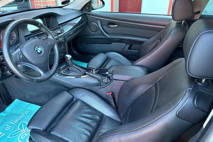 Sort BMW 325i fra 2009
