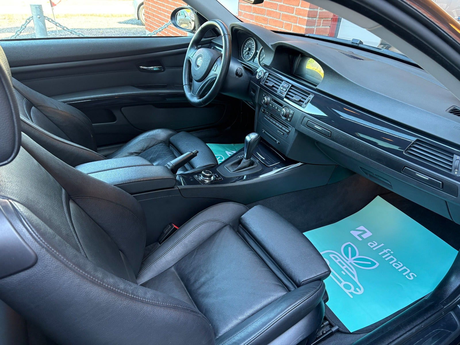 Sort BMW 325i fra 2009