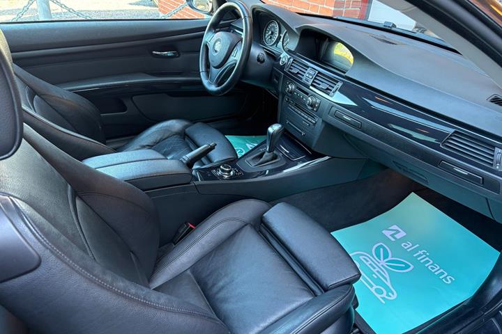 Sort BMW 325i fra 2009