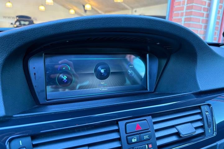 Sort BMW 325i fra 2009