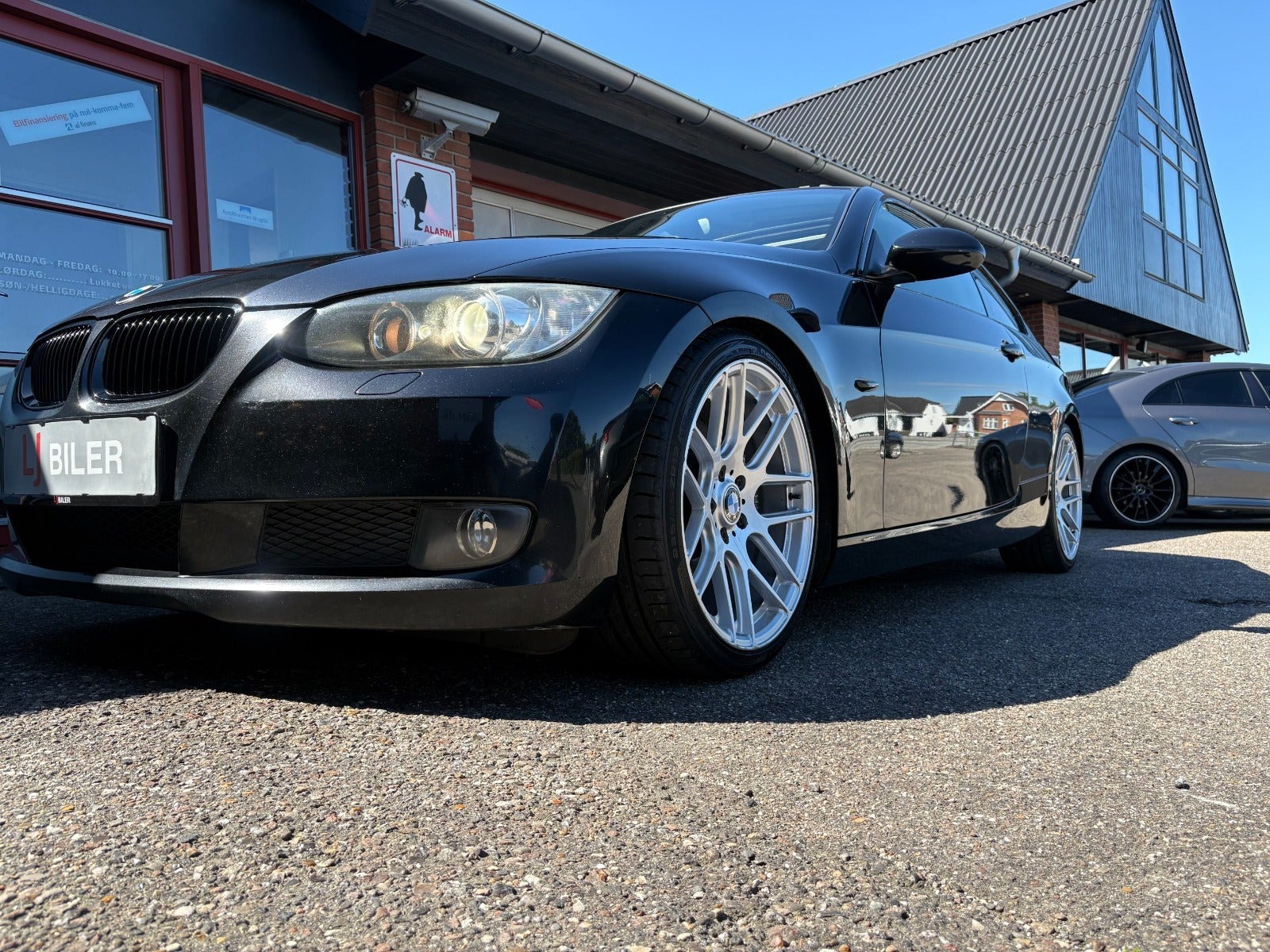 Sort BMW 325i fra 2009