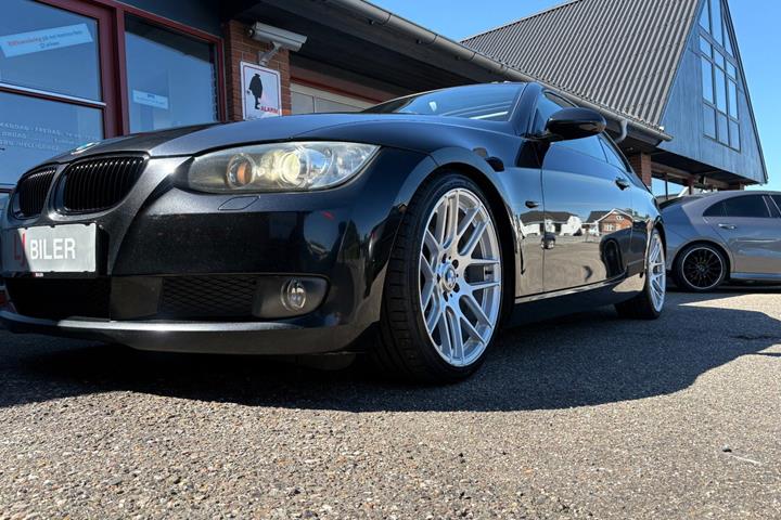 Sort BMW 325i fra 2009