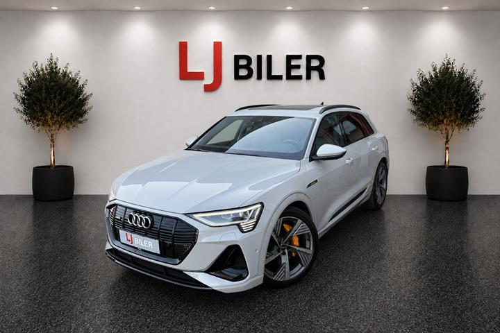 Beige Audi e-tron fra 2021 set udefra
