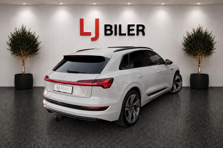 Beige Audi e-tron fra 2021