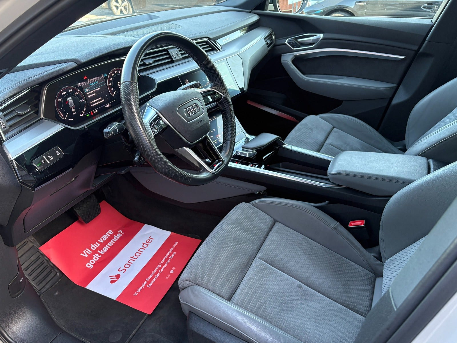 Beige Audi e-tron fra 2021