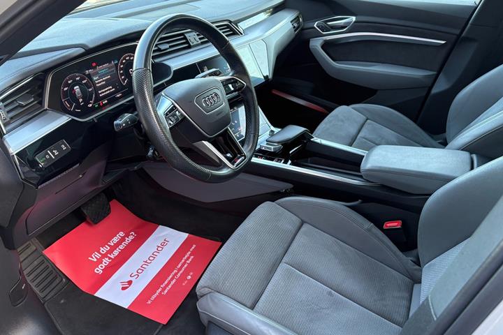 Beige Audi e-tron fra 2021