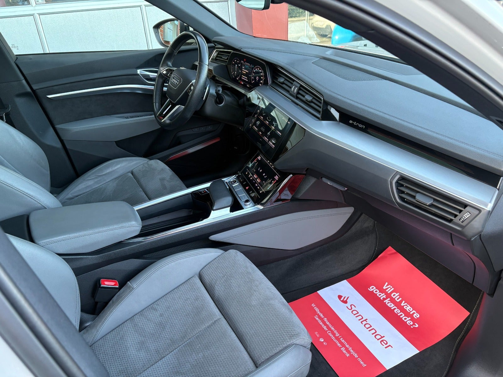 Beige Audi e-tron fra 2021