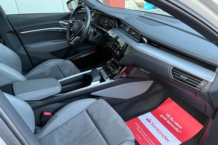 Beige Audi e-tron fra 2021