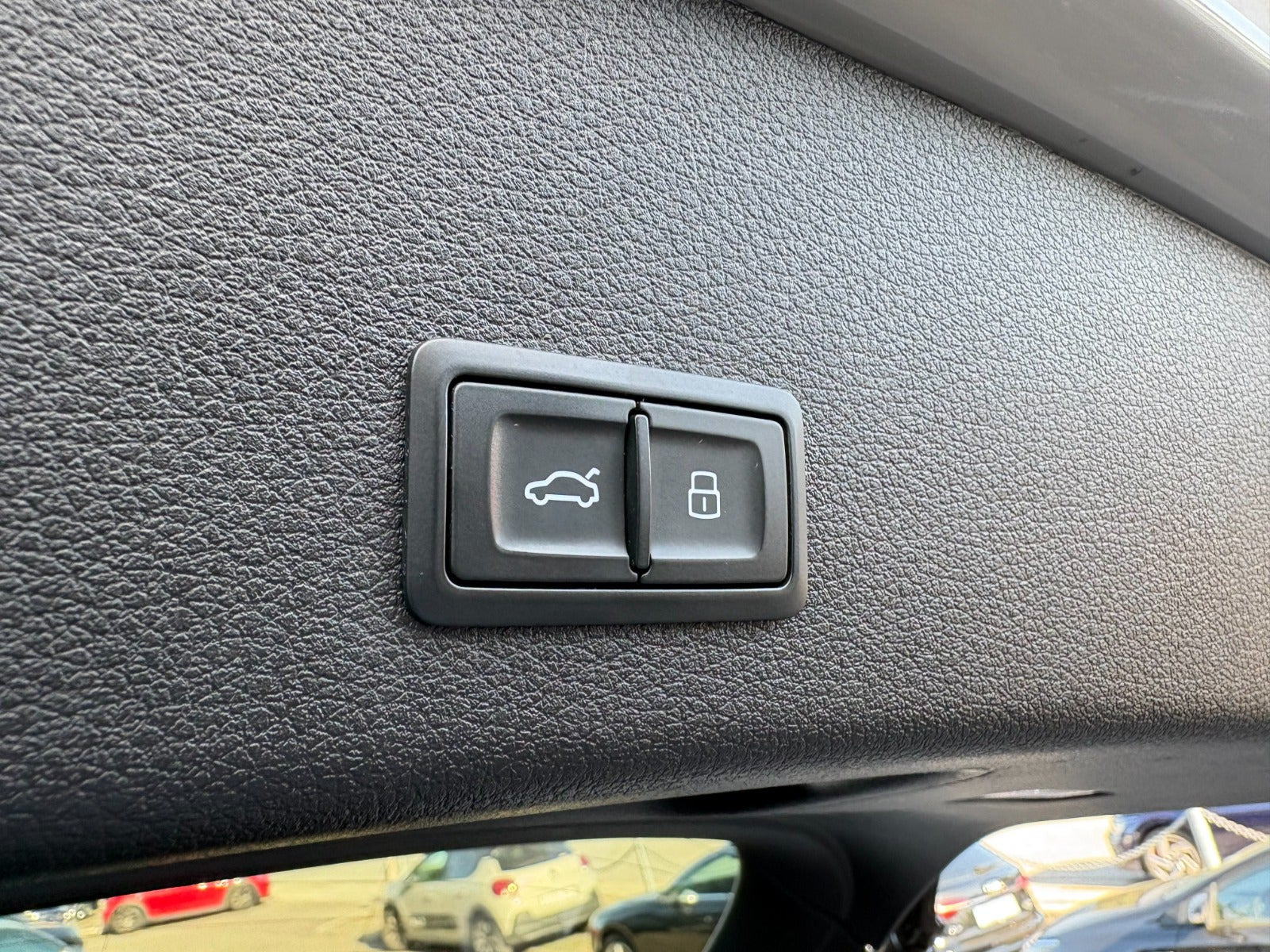 Beige Audi e-tron fra 2021