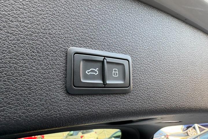 Beige Audi e-tron fra 2021