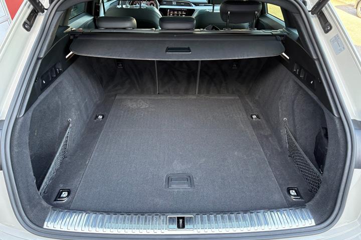 Beige Audi e-tron fra 2021