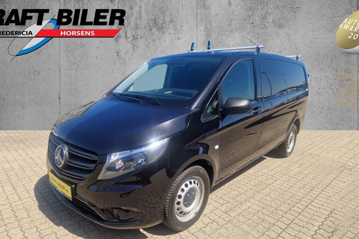 Sort Mercedes Vito 114 fra 2022 set udefra