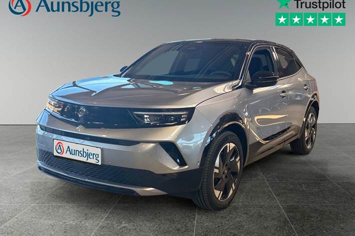 Grå Opel Mokka-e fra 2025 set udefra
