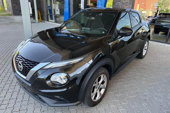 Sort Nissan Juke fra 2021 set udefra