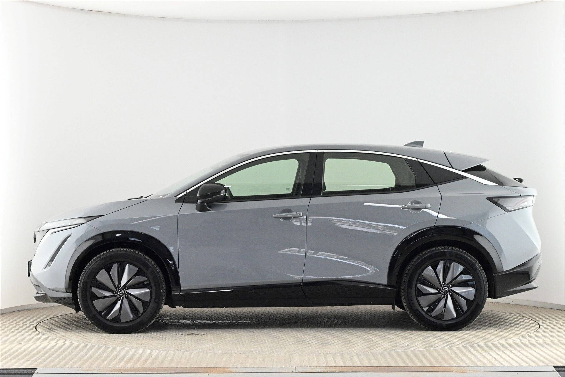 Grå Nissan Ariya fra 2024