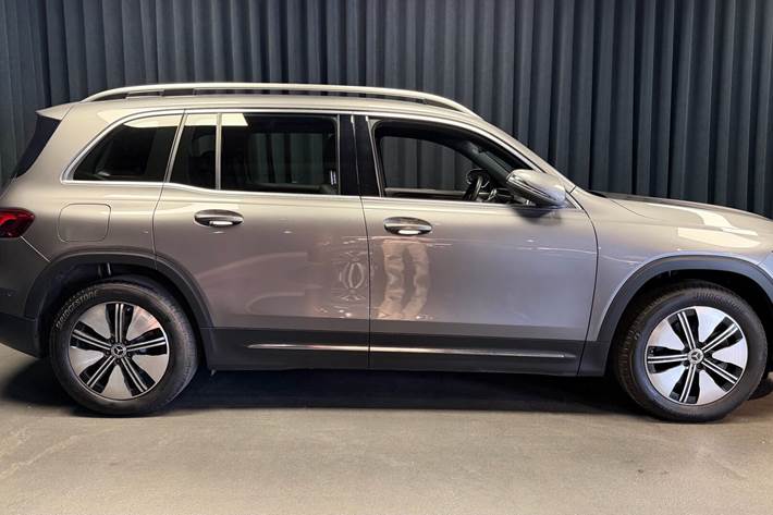 Grå Mercedes EQB 250 fra 2023