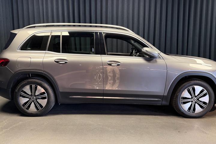 Grå Mercedes EQB 250 fra 2023