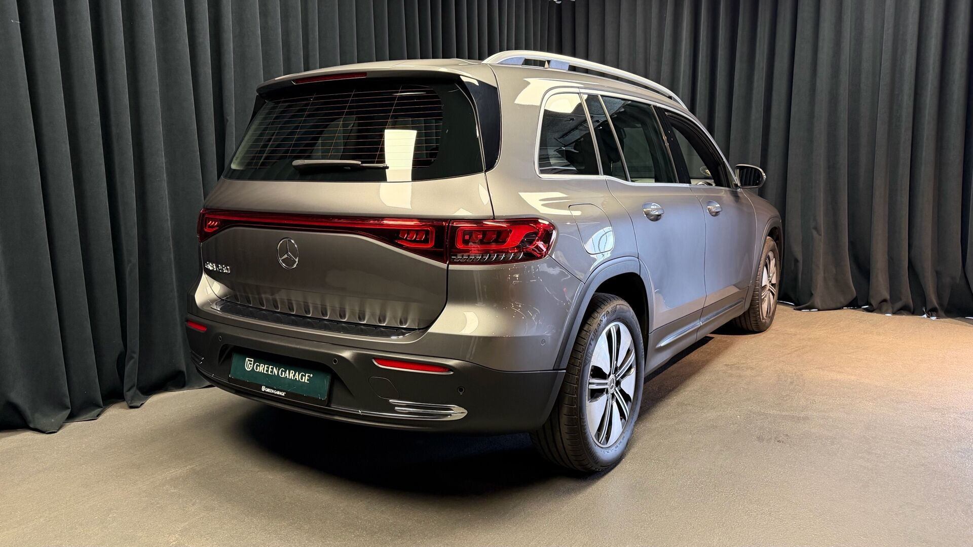Grå Mercedes EQB 250 fra 2023