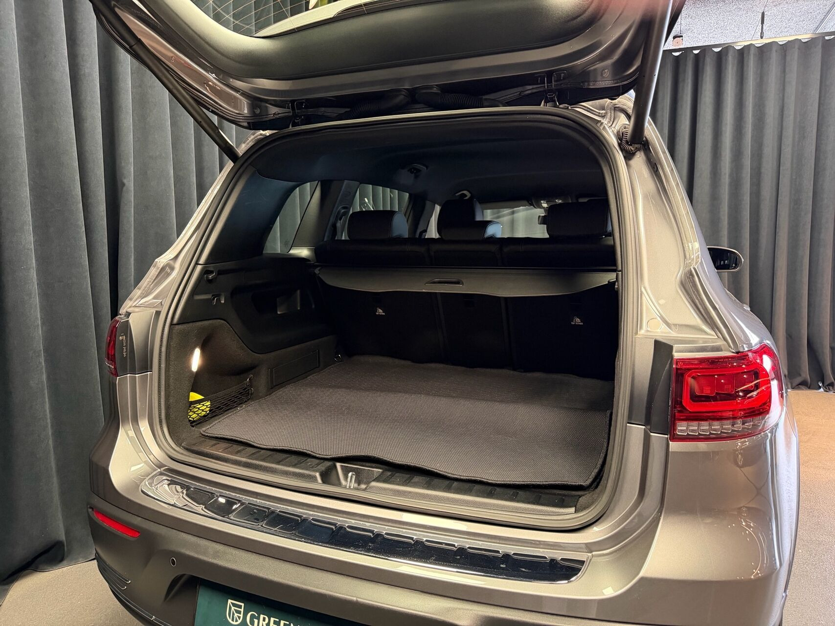 Grå Mercedes EQB 250 fra 2023