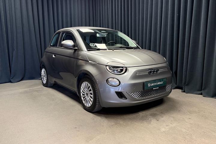 Grå Fiat 500e fra 2023 set udefra
