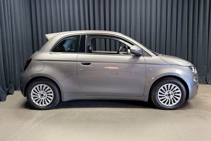 Grå Fiat 500e fra 2023
