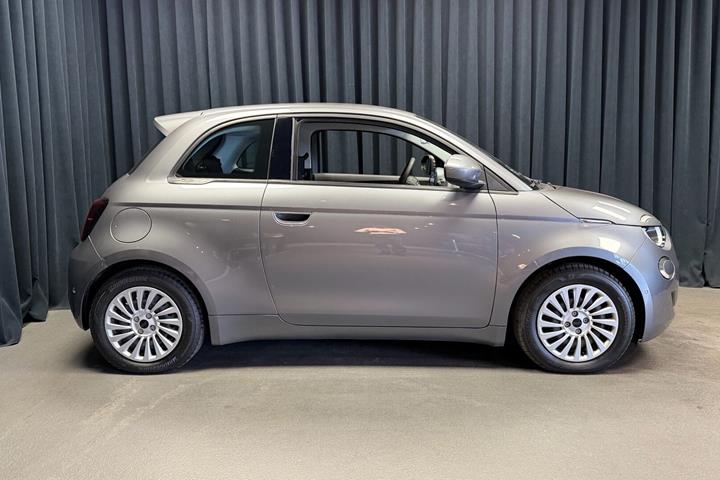 Grå Fiat 500e fra 2023