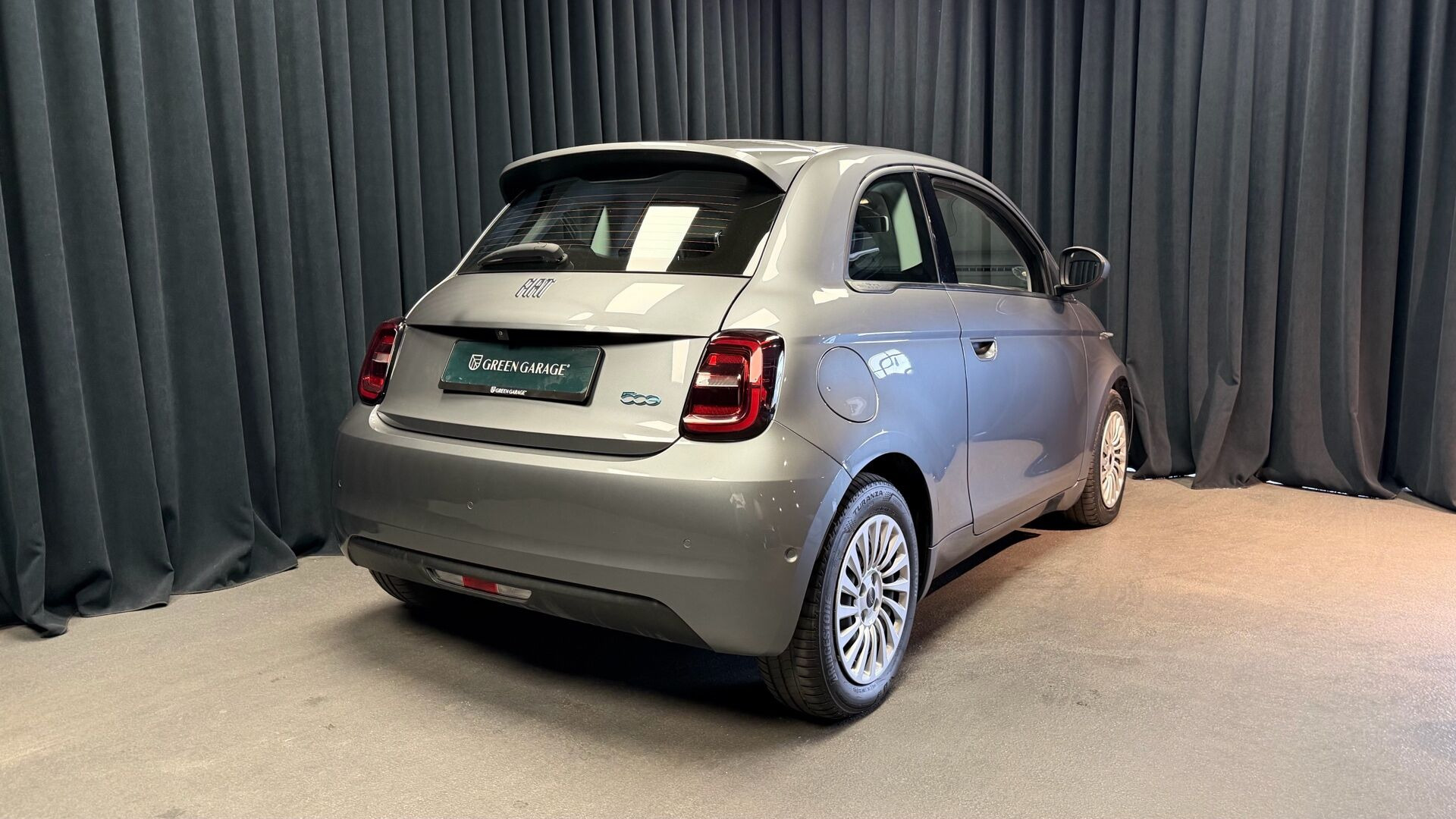 Grå Fiat 500e fra 2023