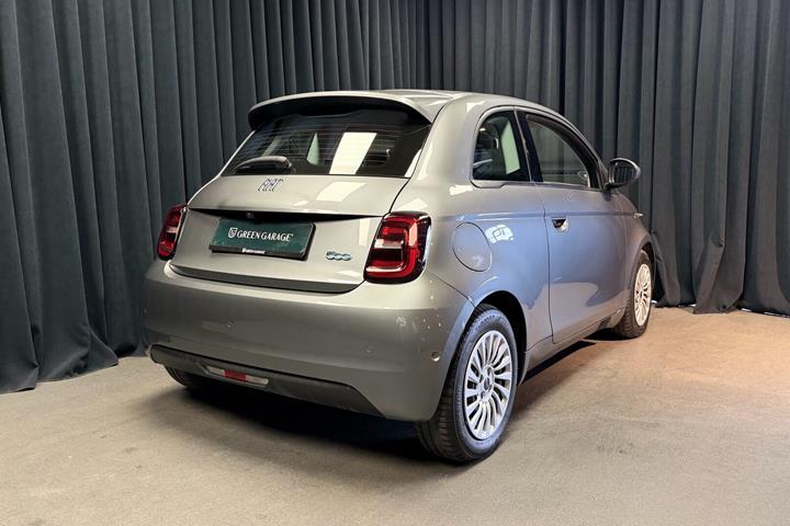 Grå Fiat 500e fra 2023