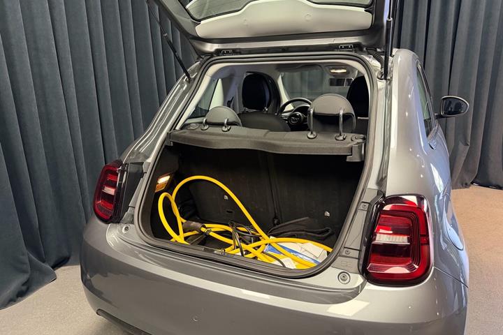 Grå Fiat 500e fra 2023