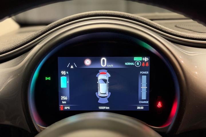 Grå Fiat 500e fra 2023
