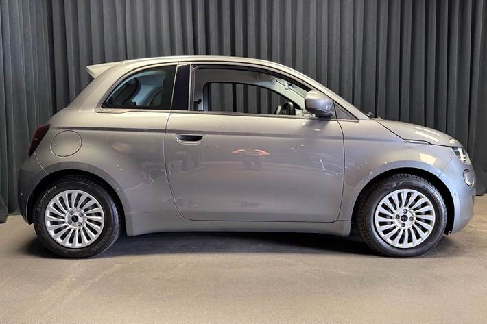 Grå Fiat 500e fra 2023
