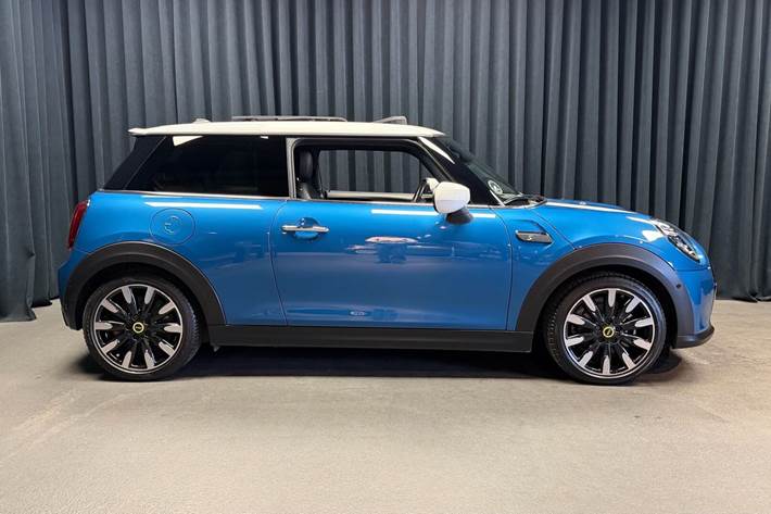 Blå Mini Cooper fra 2023