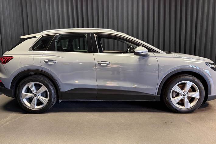 Grå Audi Q4 fra 2023