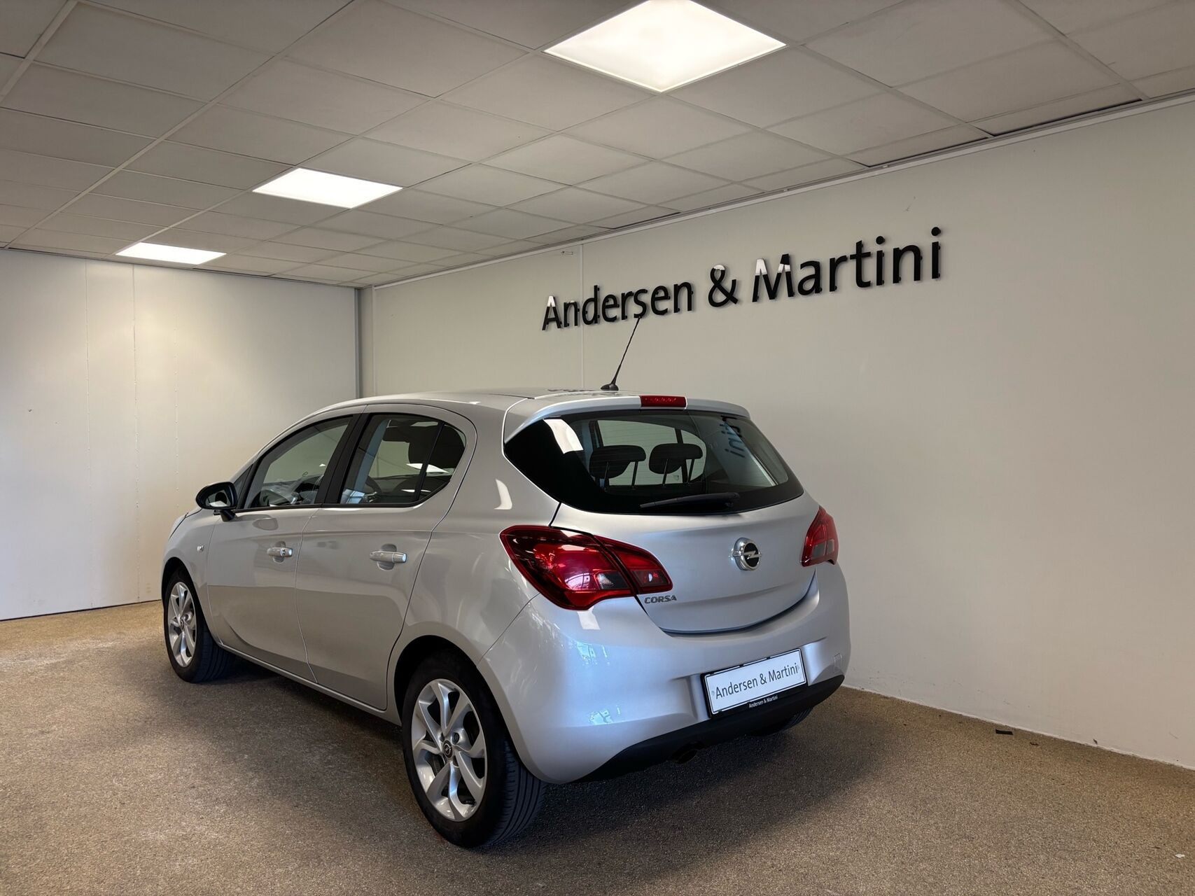 Grå Opel Corsa fra 2016