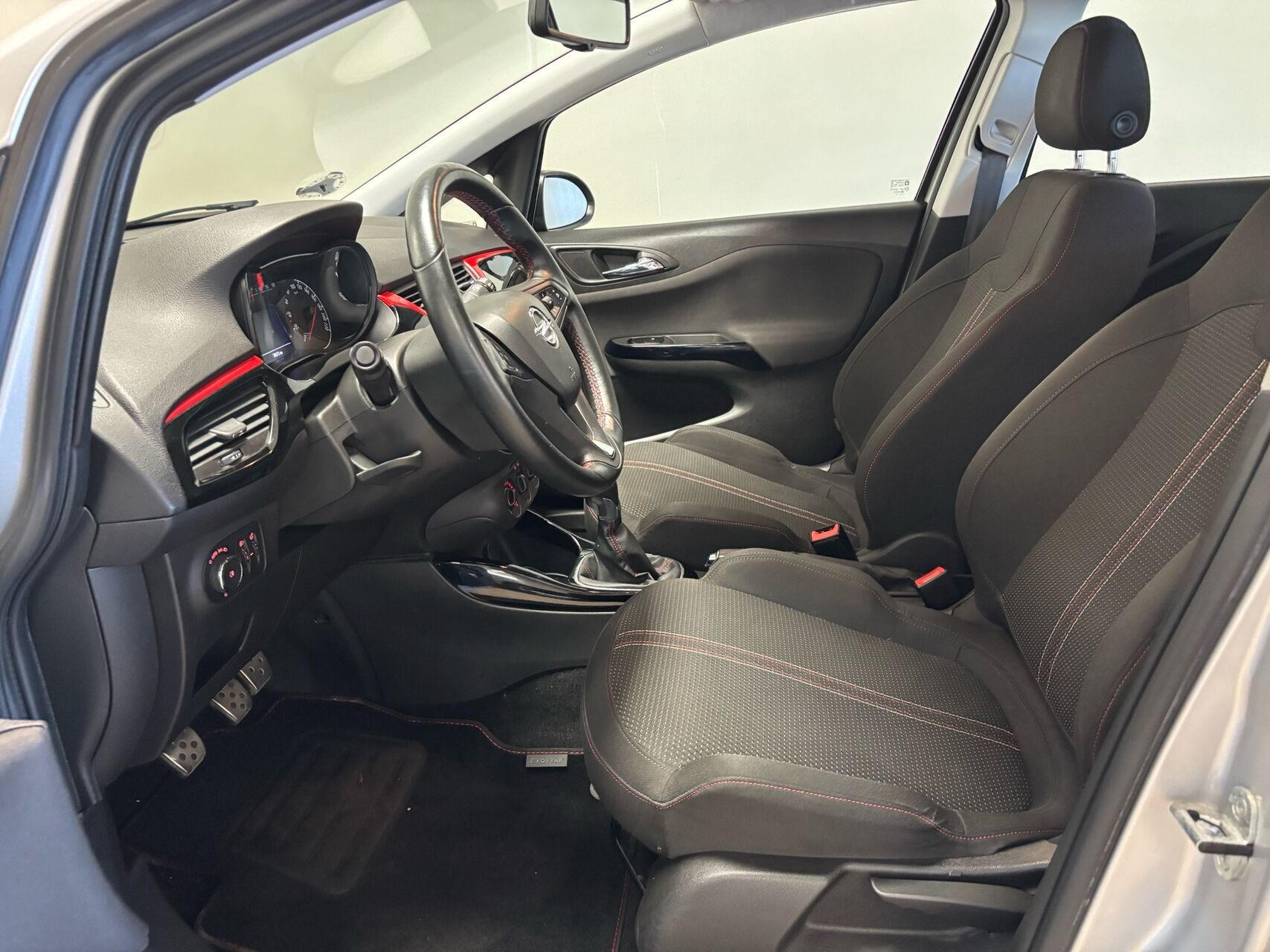 Grå Opel Corsa fra 2016