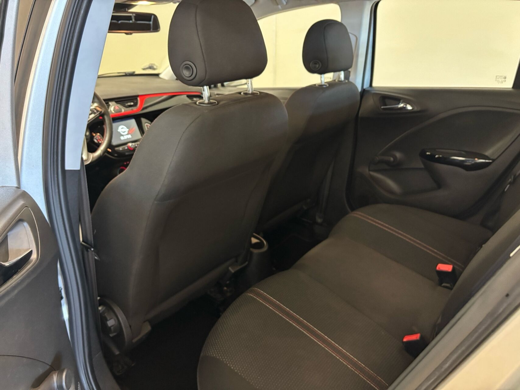 Grå Opel Corsa fra 2016