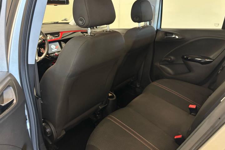 Grå Opel Corsa fra 2016