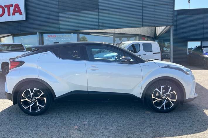 Hvid Toyota C-HR fra 2021