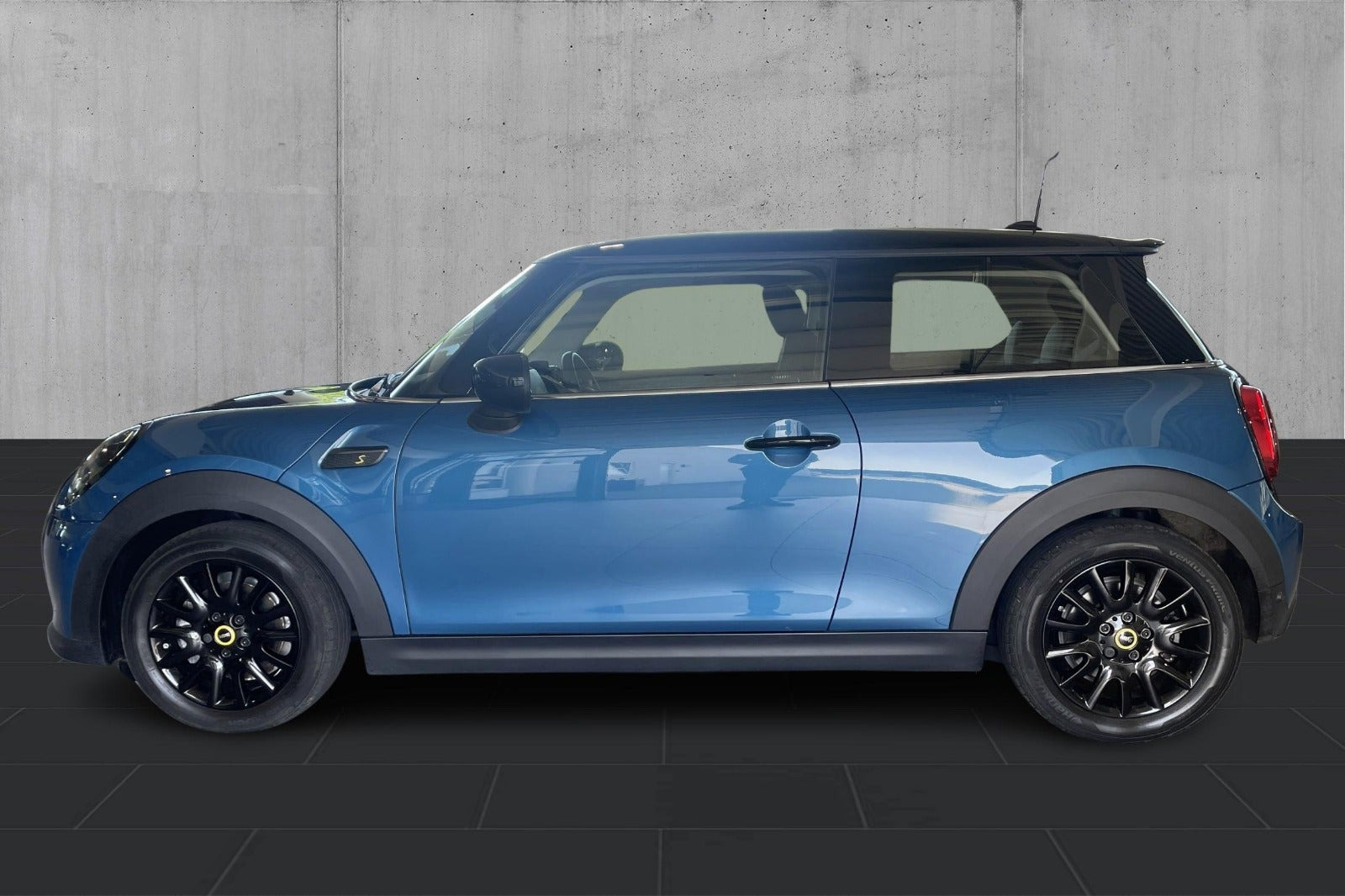 Blå Mini Cooper SE fra 2023