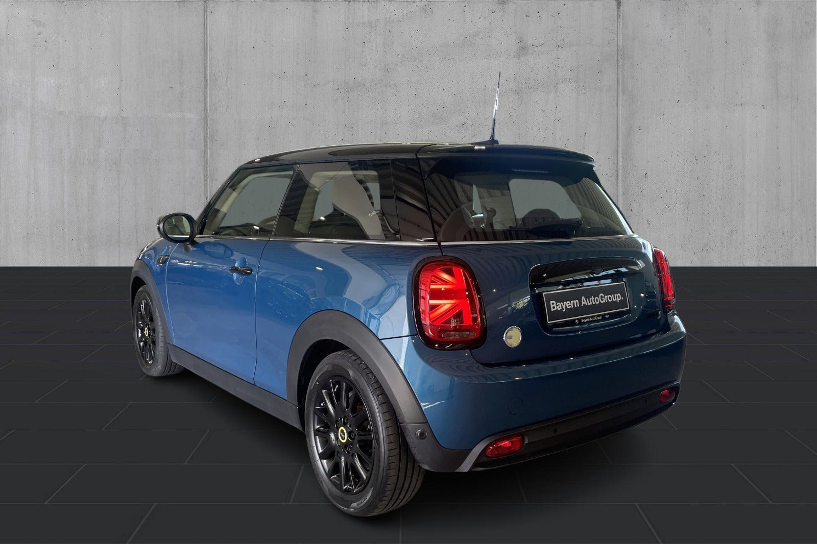 Blå Mini Cooper SE fra 2023