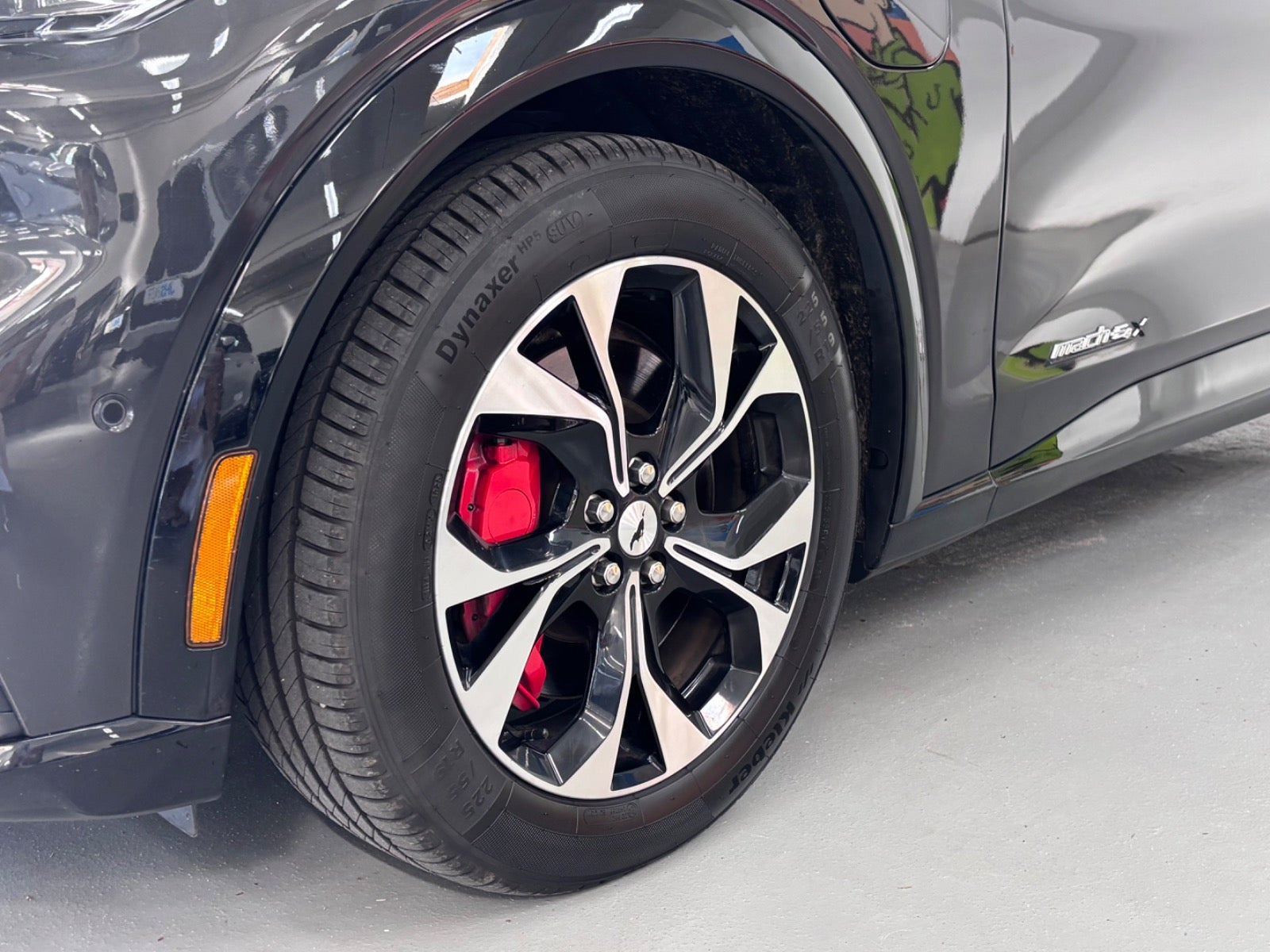 Grå Ford Mustang Mach-E fra 2022
