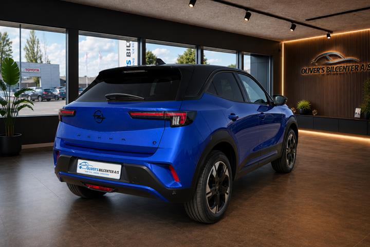 Blå Opel Mokka-e fra 2025