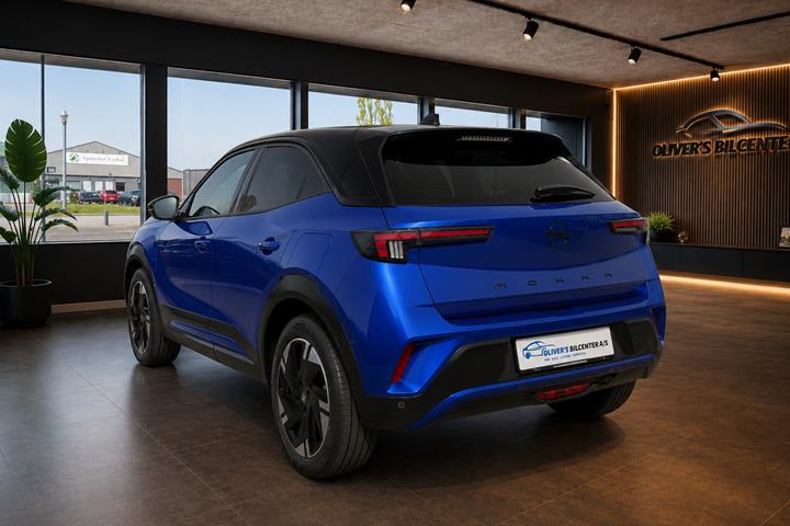 Blå Opel Mokka-e fra 2025