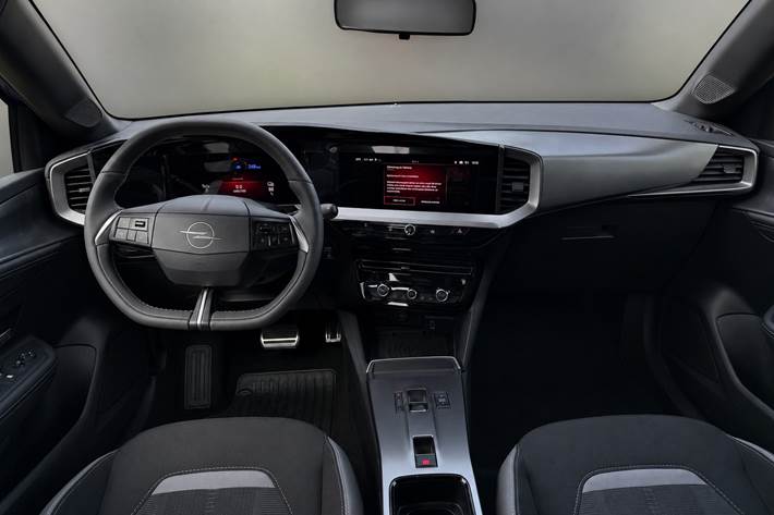 Blå Opel Mokka-e fra 2025