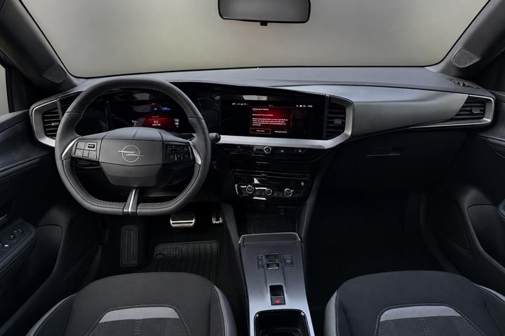 Blå Opel Mokka-e fra 2025