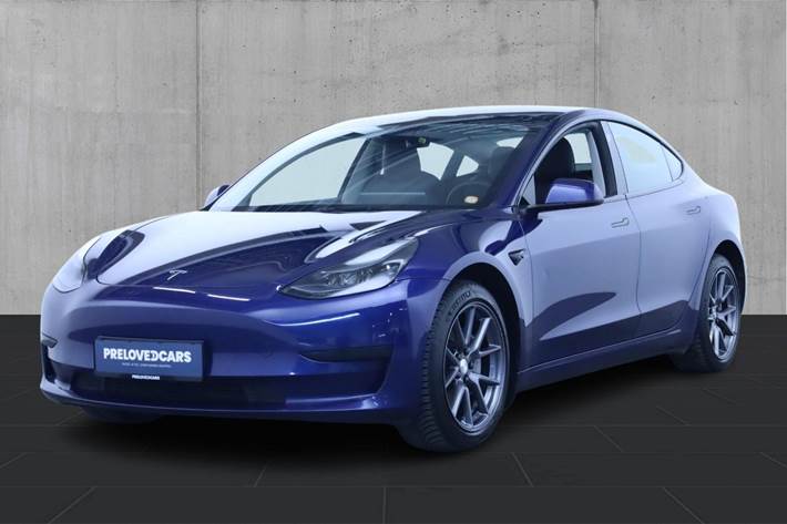 Blå Tesla Model 3 fra 2022