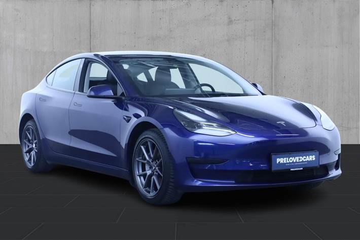 Blå Tesla Model 3 fra 2022