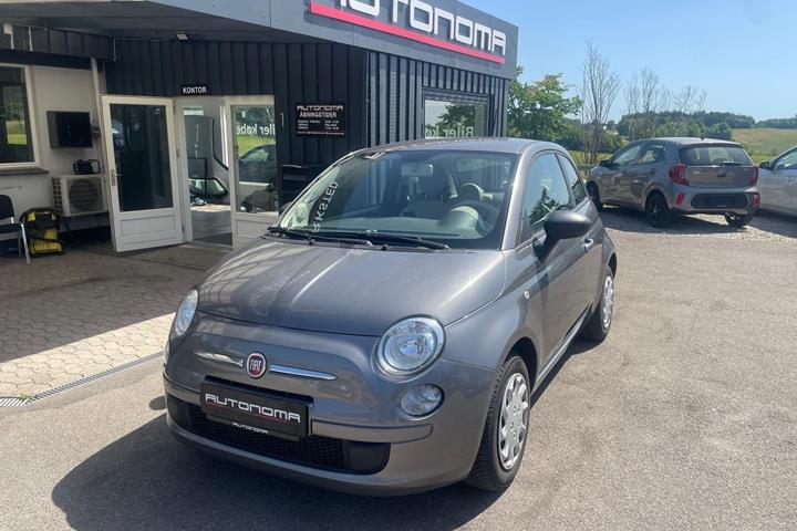 Grå Fiat 500 fra 2008 set udefra