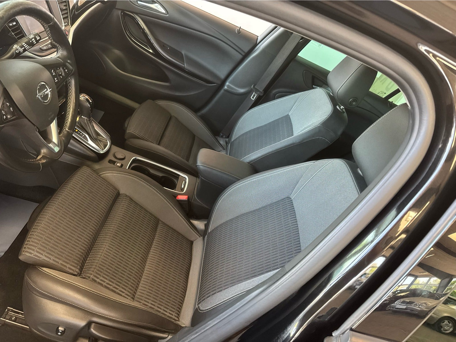 Sort Opel Astra fra 2020